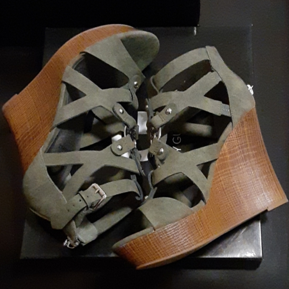 Shoes - Picture 4 of 4